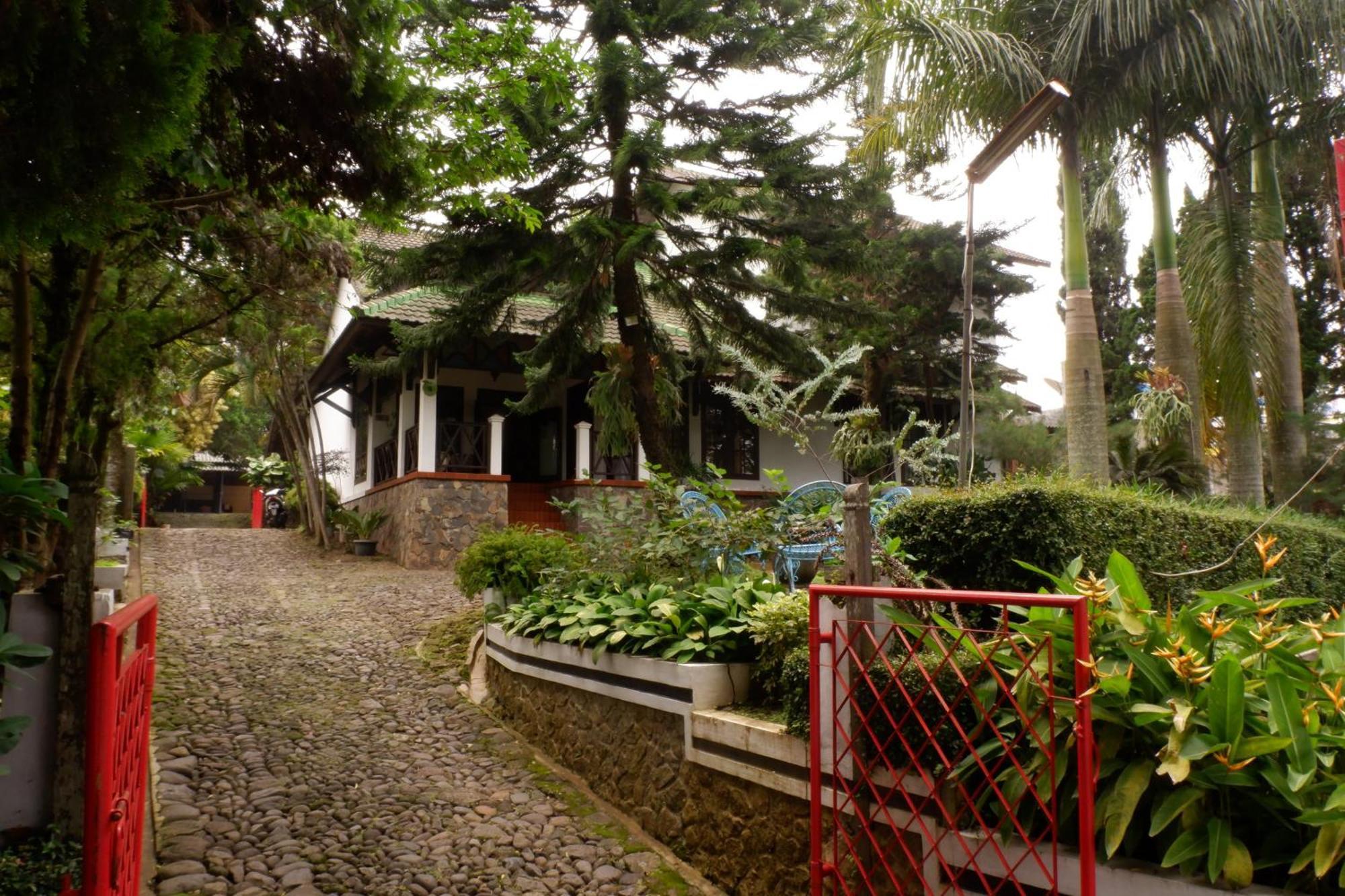 Cemara'S Homestay Бату Екстериор снимка