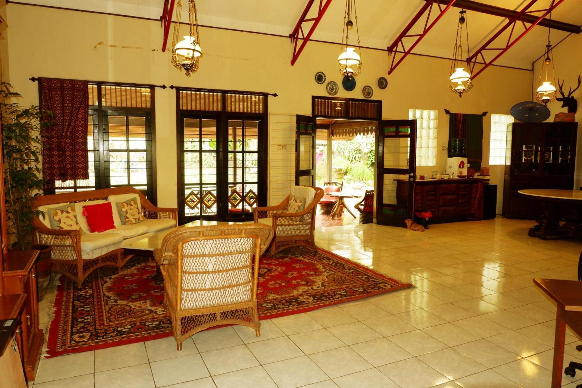 Cemara'S Homestay Бату Екстериор снимка